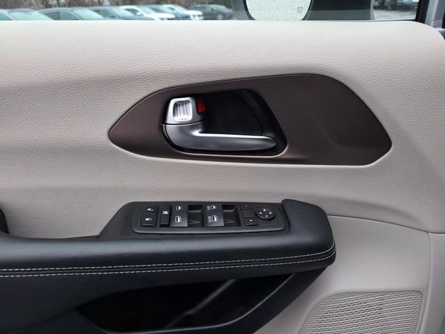 Used 2023 Silver Mist Clearcoat Chrysler LX image 26