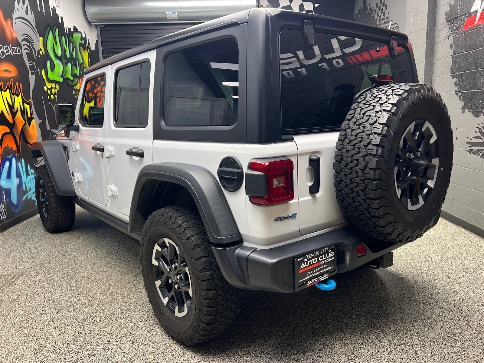 Used 2024 Bright White Clear Coat (pw7) Jeep Rubicon 4xe image 4