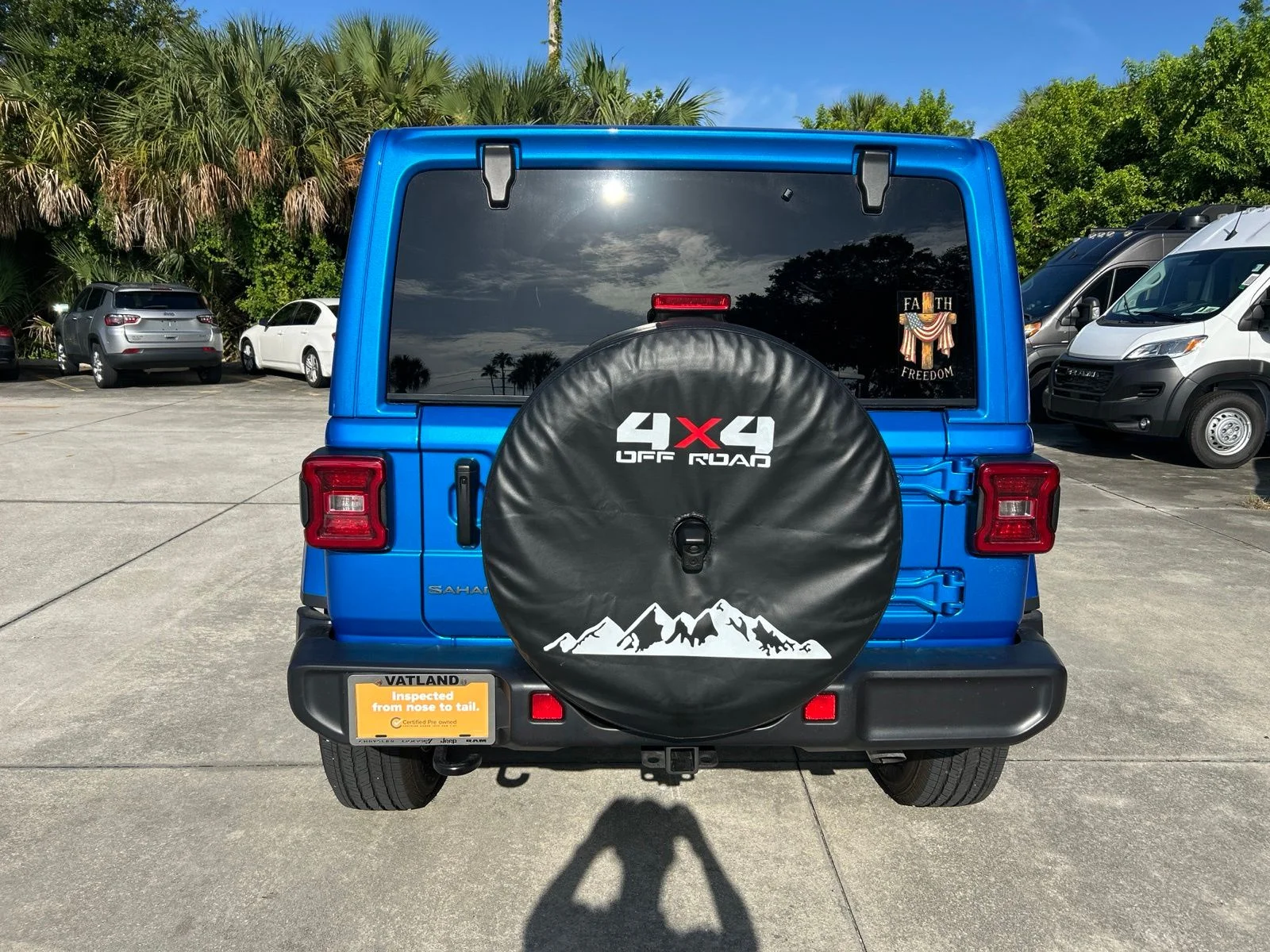 Used 2025 Blue Pearl Jeep Sahara image 4