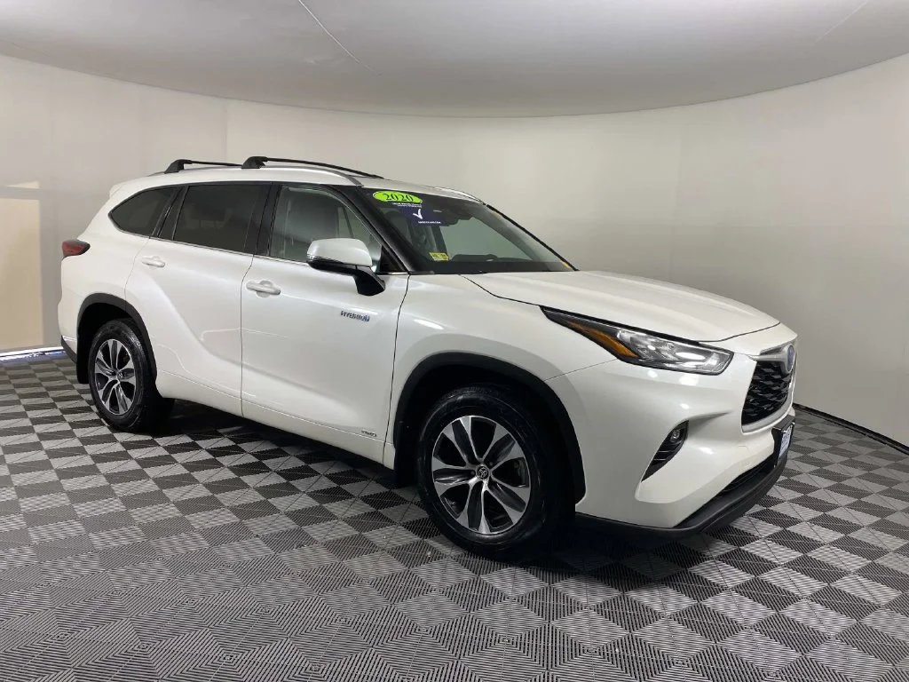 Used 2020 Blizzard Pearl Toyota XLE image 1