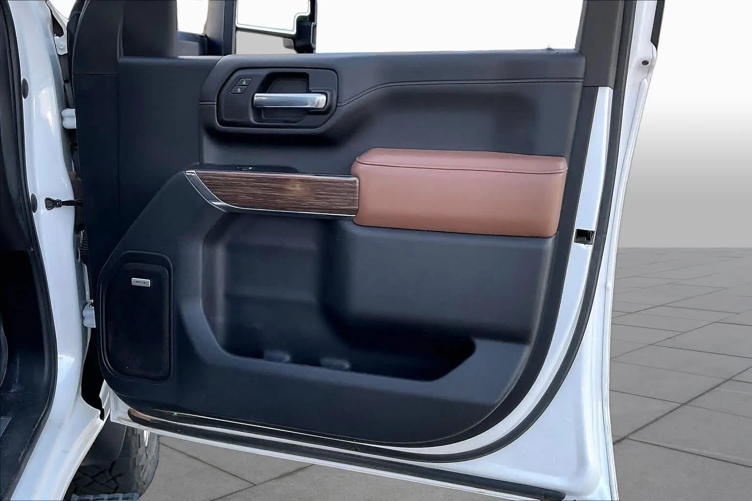 Used 2022 Iridescent Pearl Tricoat Chevrolet High Country image 20