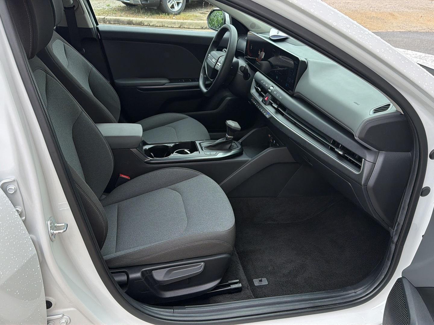 Used 2025 Snow White Pearl Kia LXS image 13
