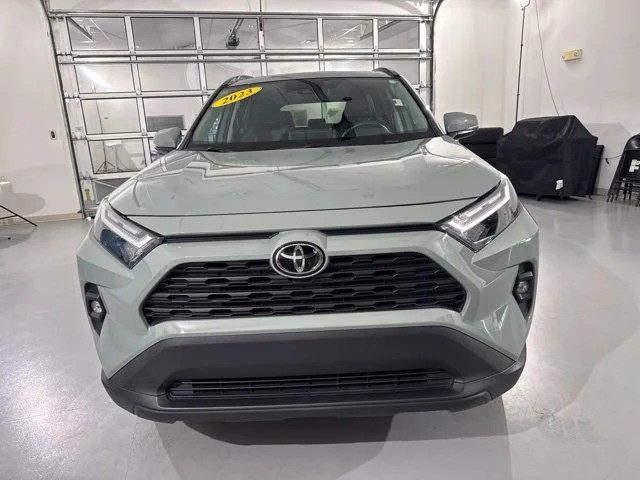 Used 2023  Toyota XLE Premium image 2