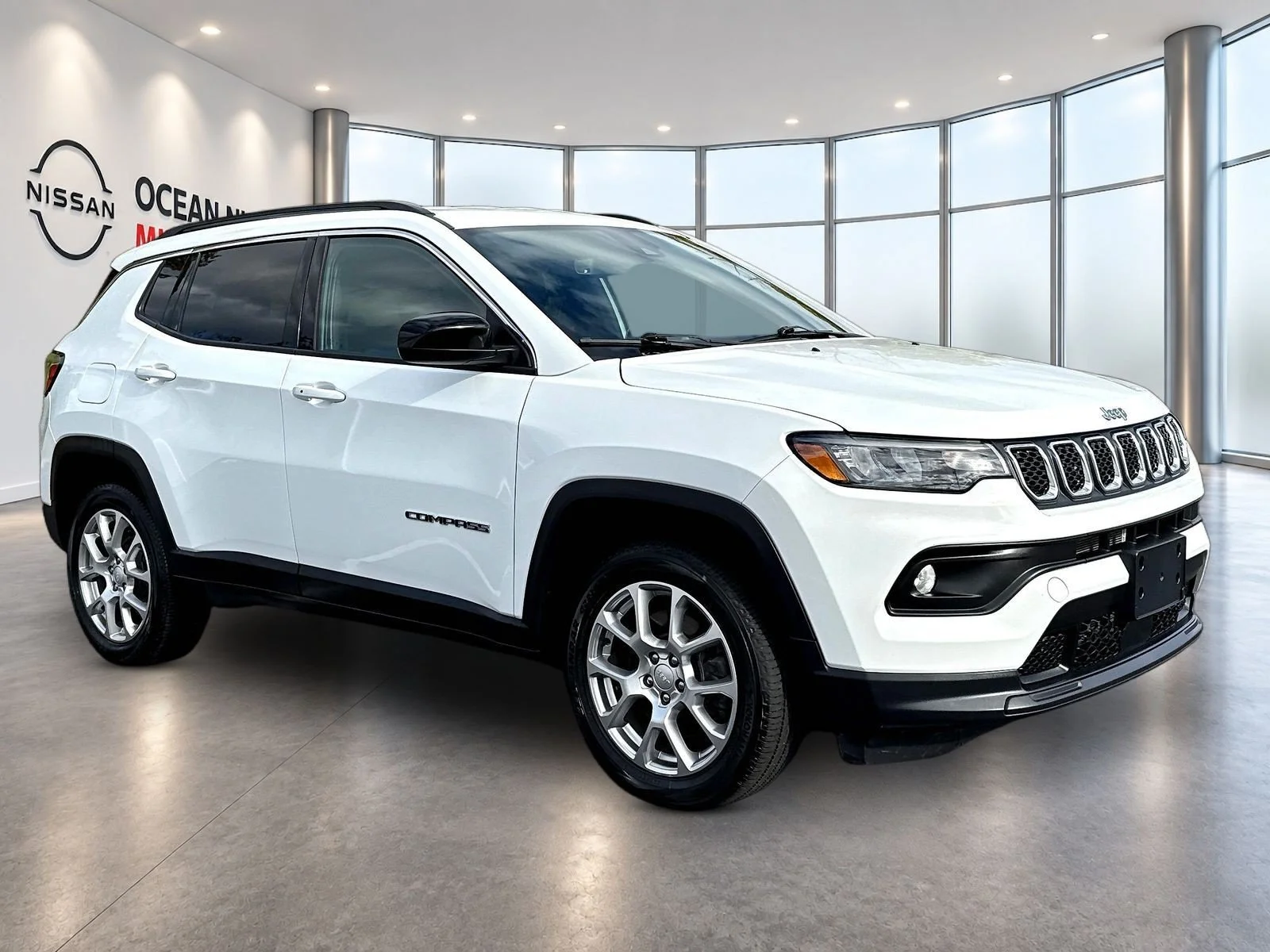 Used 2023 Bright White Clearcoat Jeep Latitude Lux image 3
