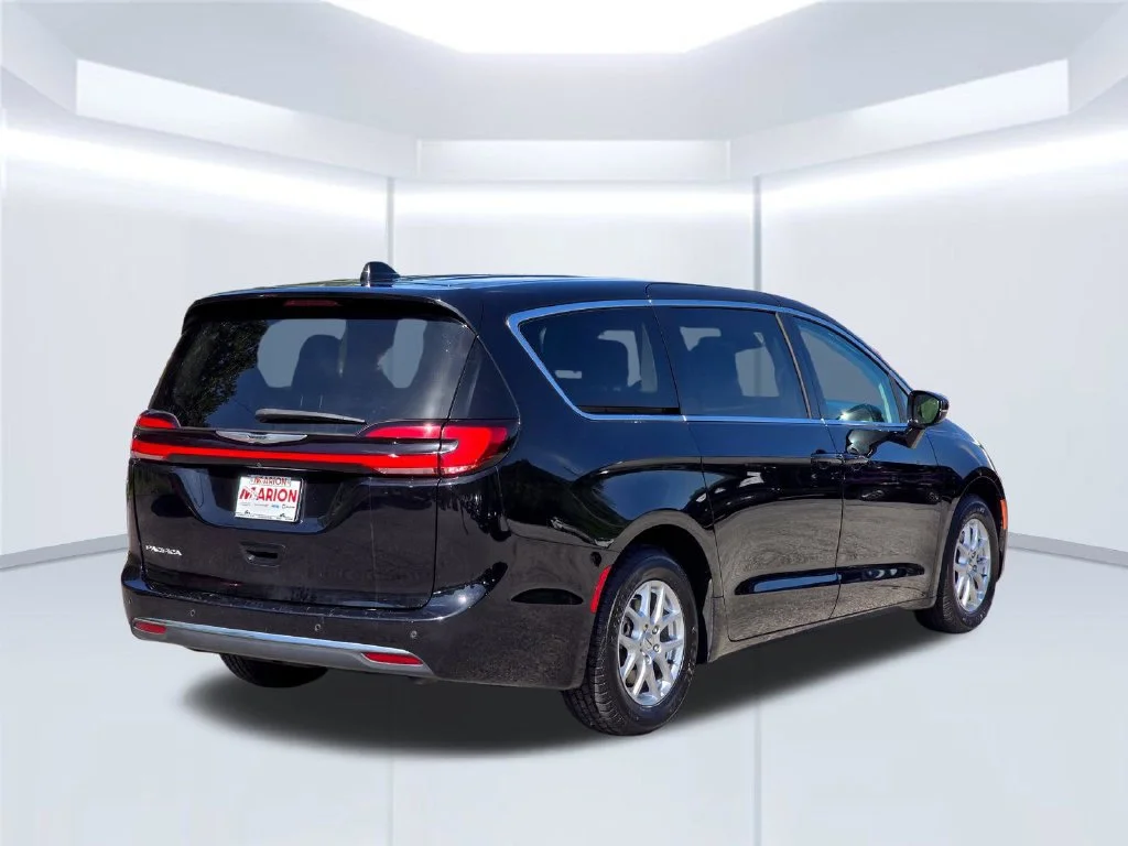Used 2024 Black Chrysler Touring L image 19