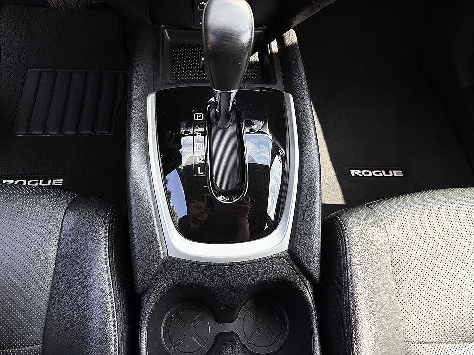 Used 2015 Brilliant Silver Nissan SL image 17