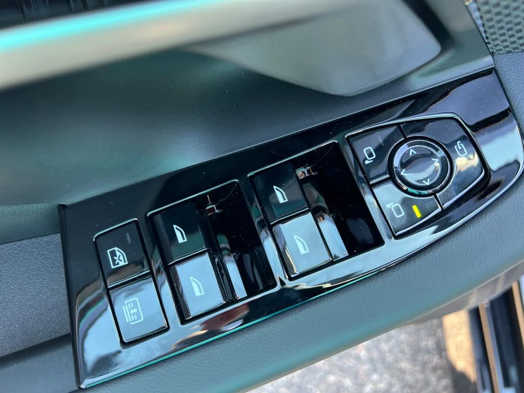 New 2027 Black BMW 550e xDrive image 5
