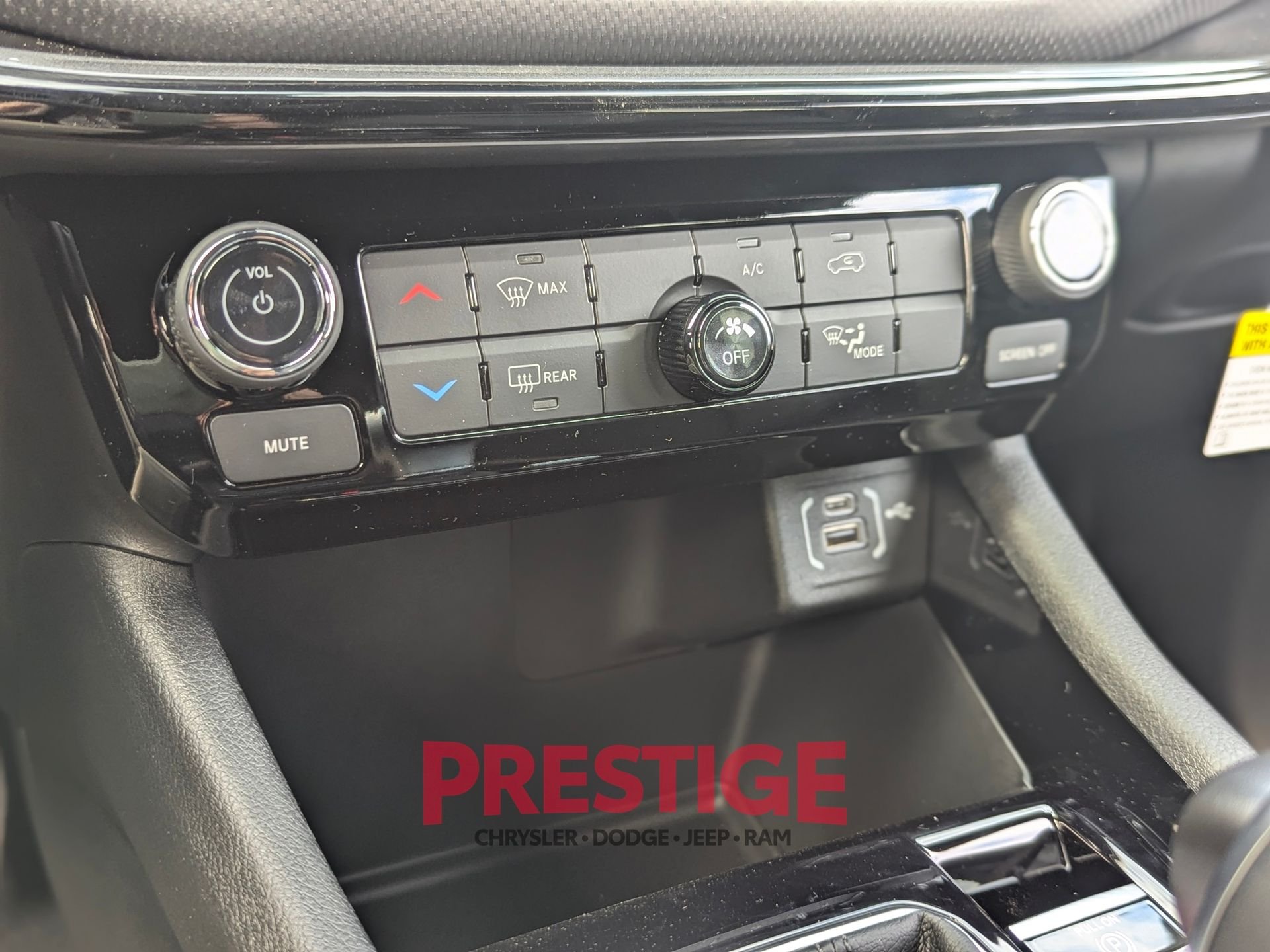 New 2026 Bright White Clear-Coat Exterior Paint Jeep Latitude image 17