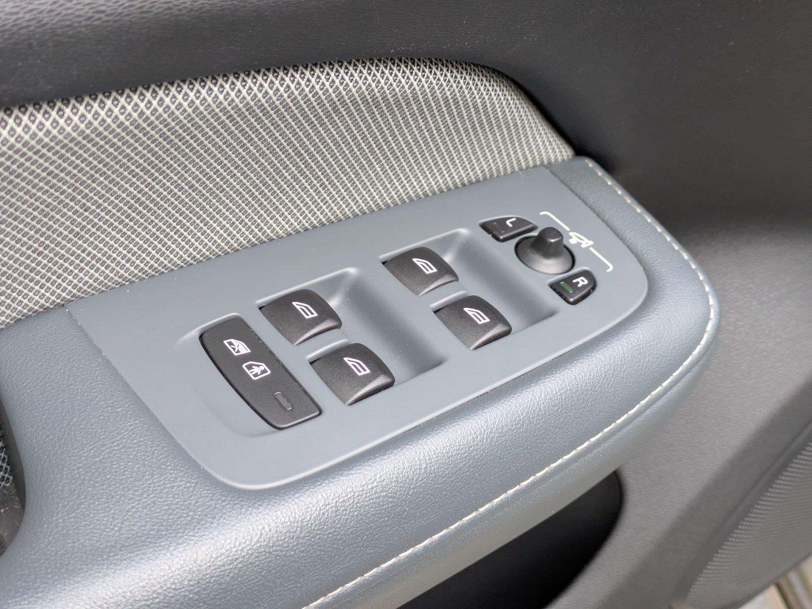 Used 2020 Pebble Grey Metallic Volvo R-Design image 33