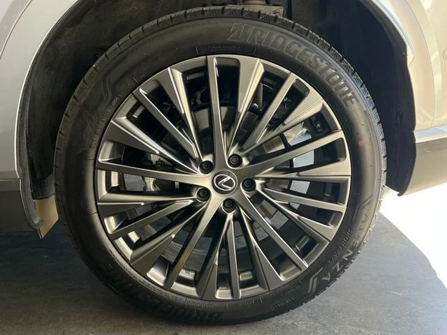 Certified Used 2025 Iridium Lexus 450h+ Luxury image 12