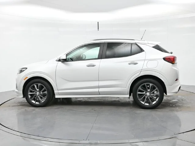 Used 2021 WHITE FROST TRICOAT Buick Preferred image 4