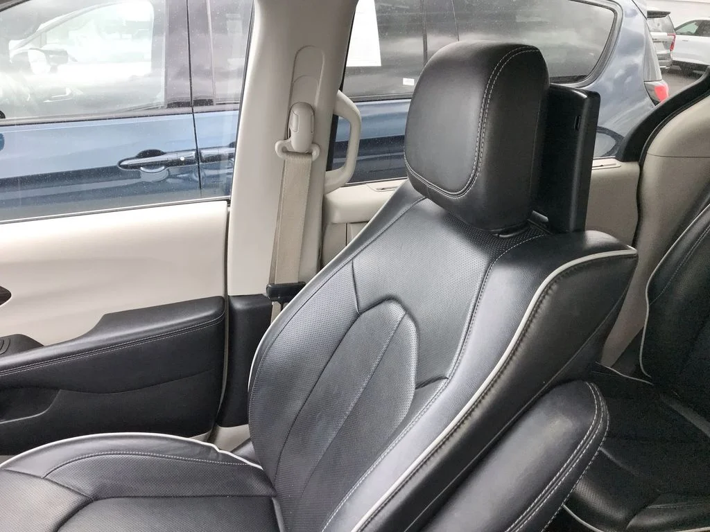 Used 2022 Silver Chrysler Limited image 25