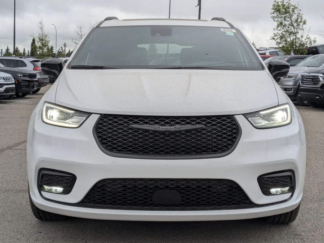 New 2026 White Chrysler Select - - AWD - 3.6L Pentastar V6 - Adaptive Cruise Control - Blind Spot Monitor & More! image 3