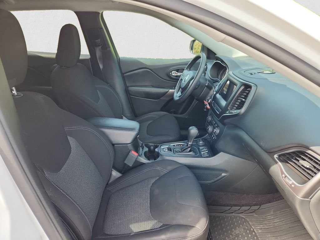Used 2019 White Jeep Latitude image 15