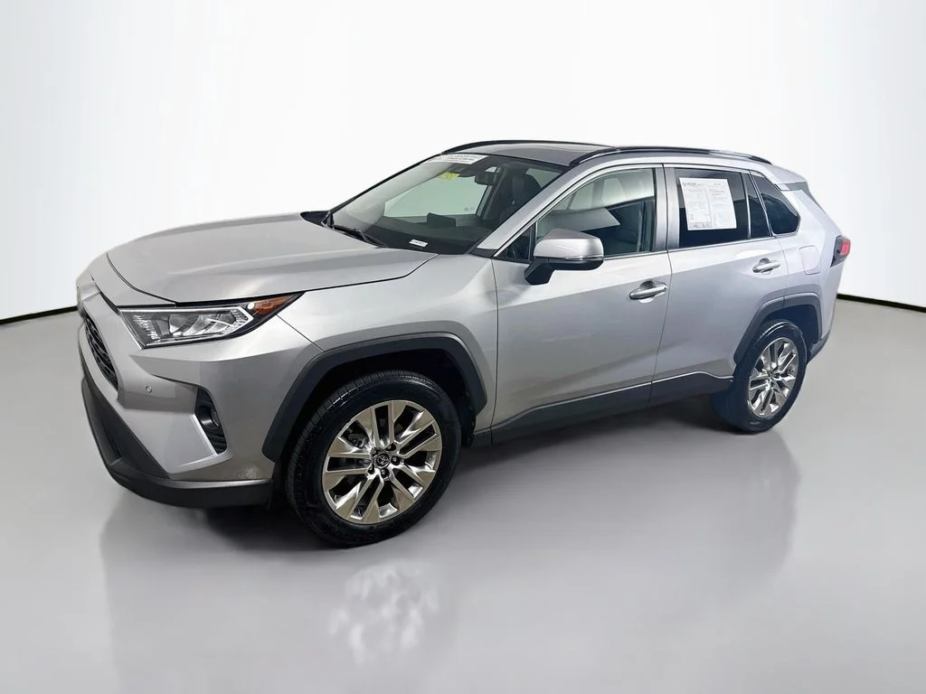 Certified Used 2019 Silver Sky Metallic Toyota XLE Premium image 3