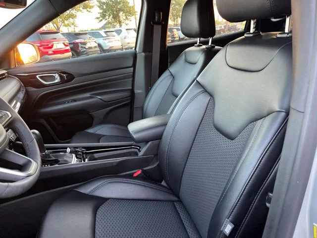 Used 2026 Silver Jeep Latitude image 8