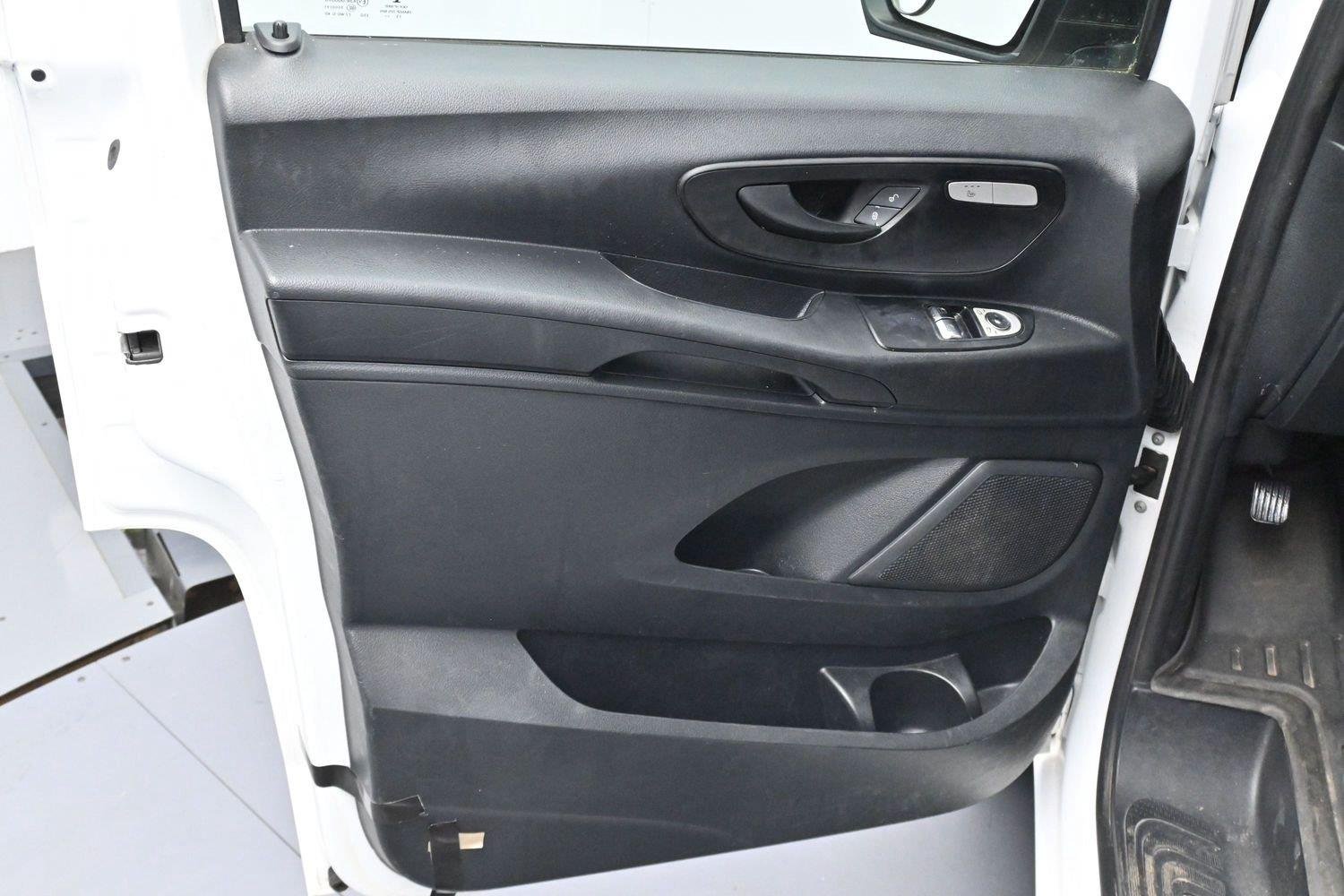 Used 2016 Arctic White Mercedes-Benz RWD 126" image 11