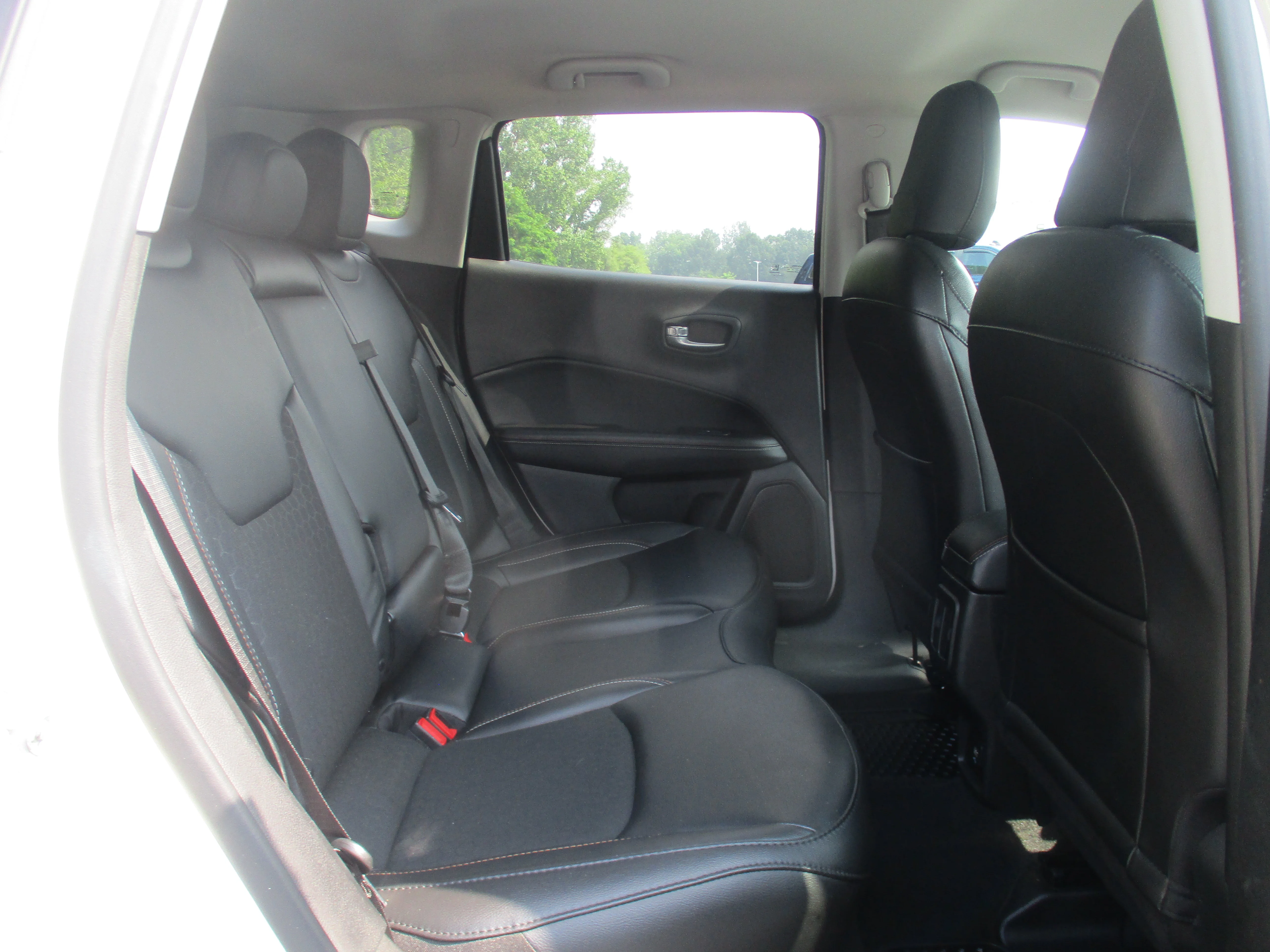 Used 2020 White Clearcoat Jeep Latitude image 40