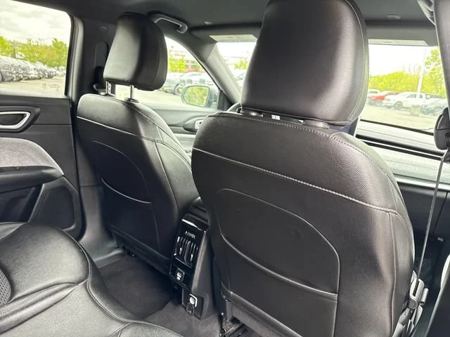 Used 2024 Silver Zynith Metallic Clearcoat Jeep Latitude image 11