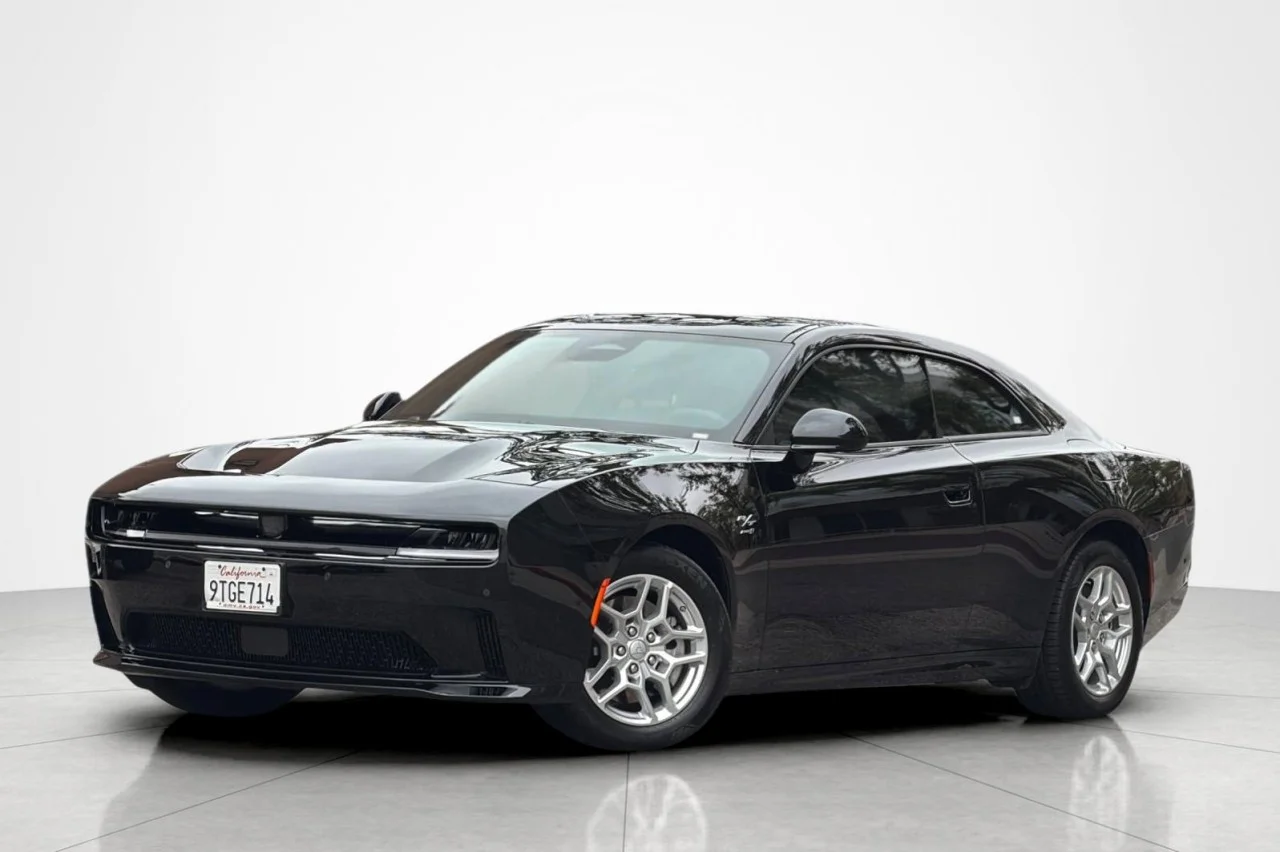 Used 2025 DIAMOND BLACK CRYST Dodge R/T image 1