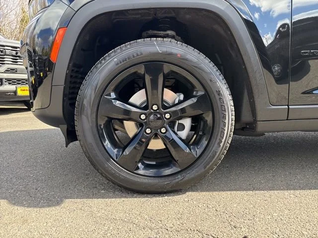 New 2026 Diamond Black Crystal Pearl-Coat Exterior Paint Jeep Limited image 9