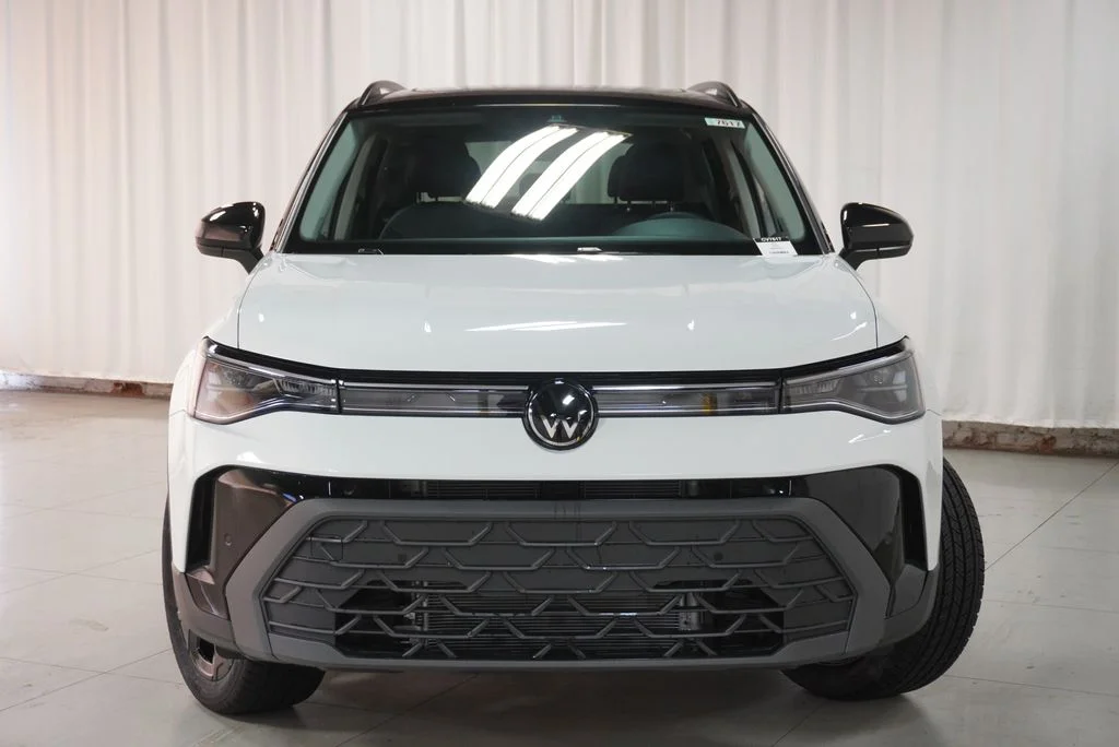 New 2027 Pure White w/Deep Black Roof Volkswagen 1.5T SE Black image 5