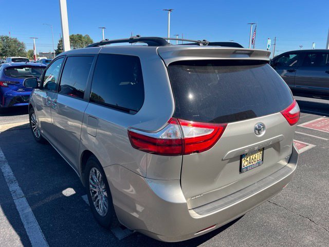 Used 2016  Toyota XLE image 4