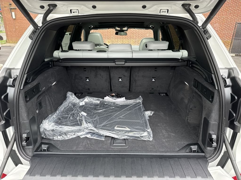 New 2026 White BMW xDrive40i image 24