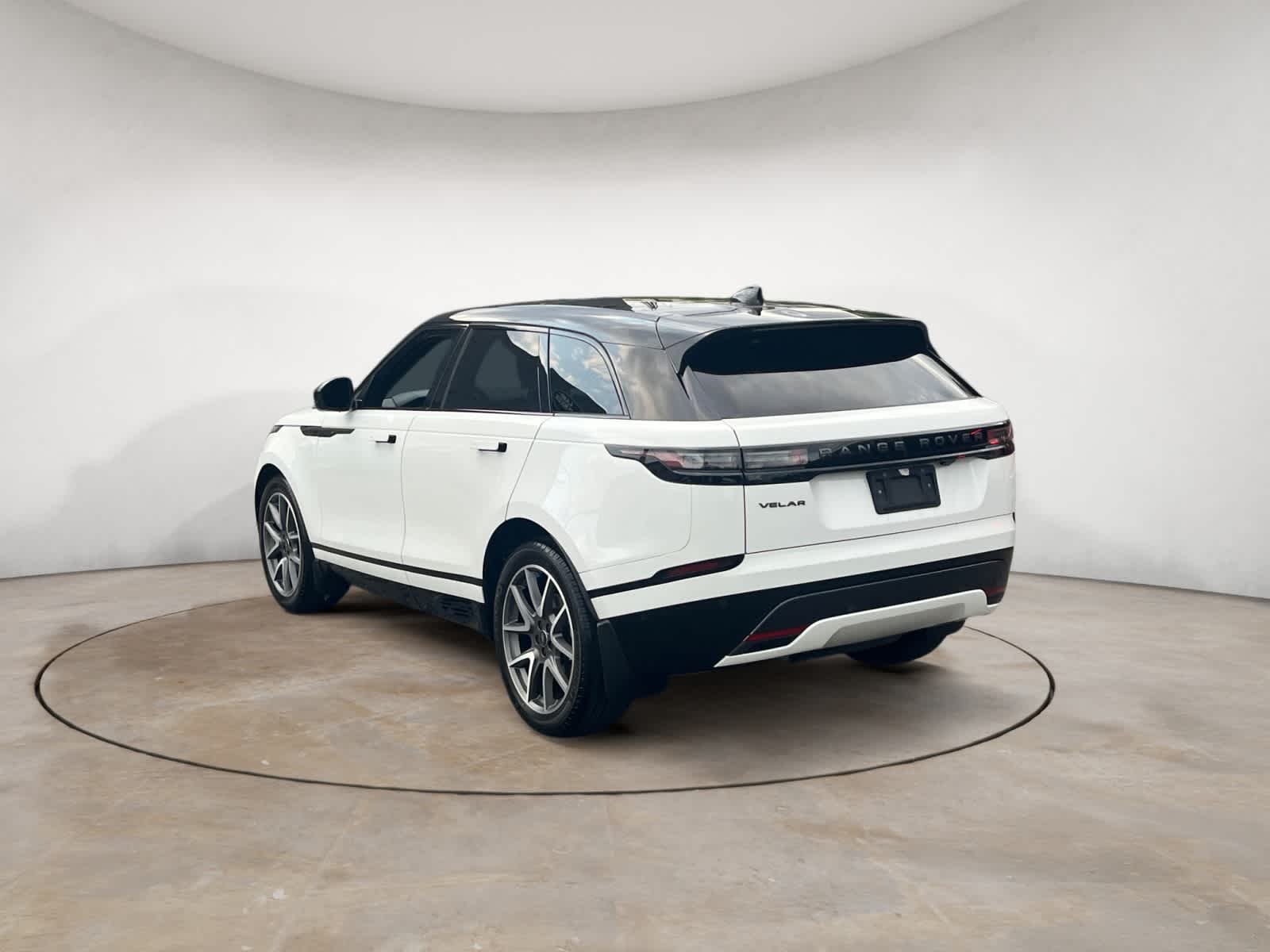 Certified Used 2026 Fuji White Land Rover Dynamic SE image 4