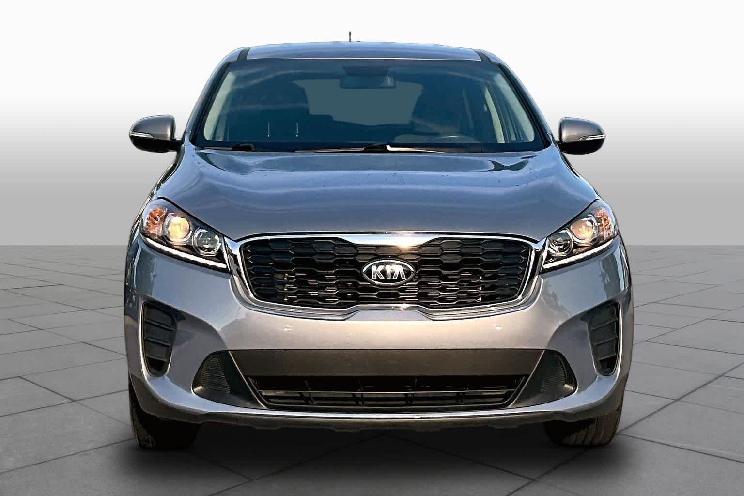 Used 2019 Everlasting Silver Kia L image 3