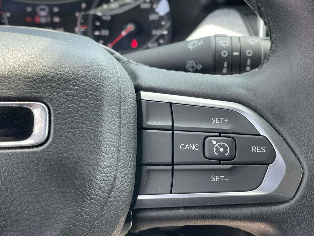 Used 2024 White Jeep Latitude image 17