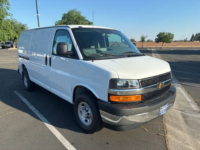 2026 Chevrolet Express 2500 Work Van HD's photo