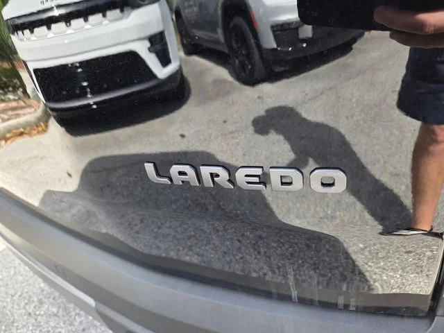 New 2026 Diamond Black Crystal Pearl-Coat Exterior Paint Jeep Laredo image 12