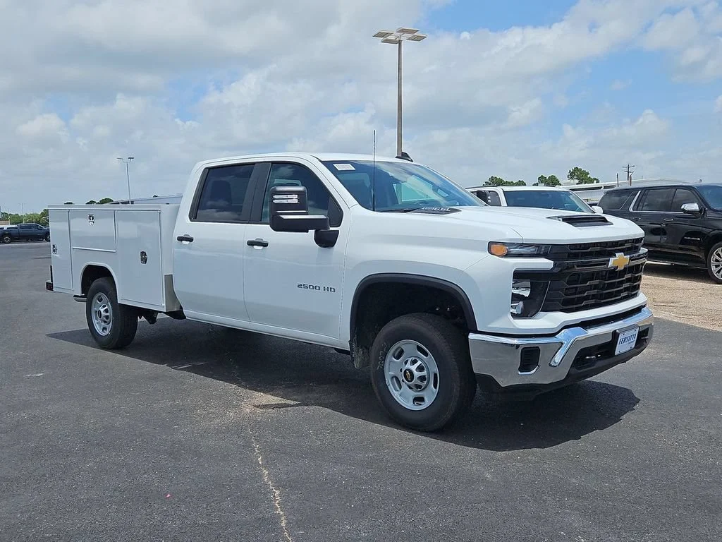 New 2026 Summit White Chevrolet WT image 9