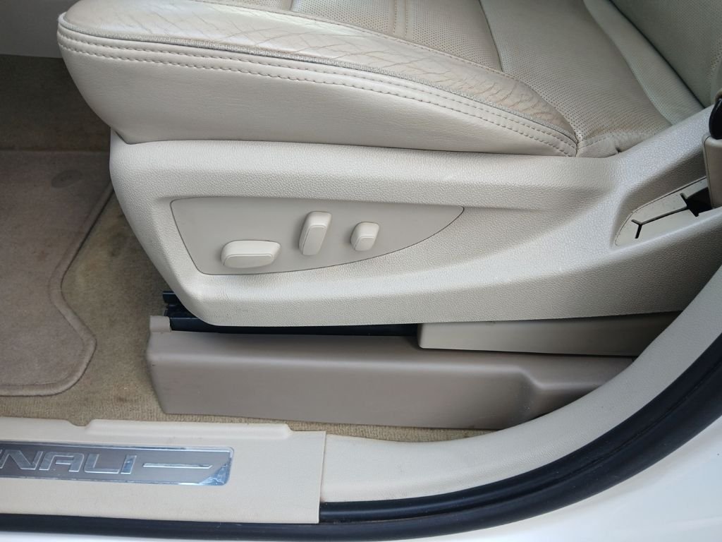 Used 2017 White GMC Denali image 33