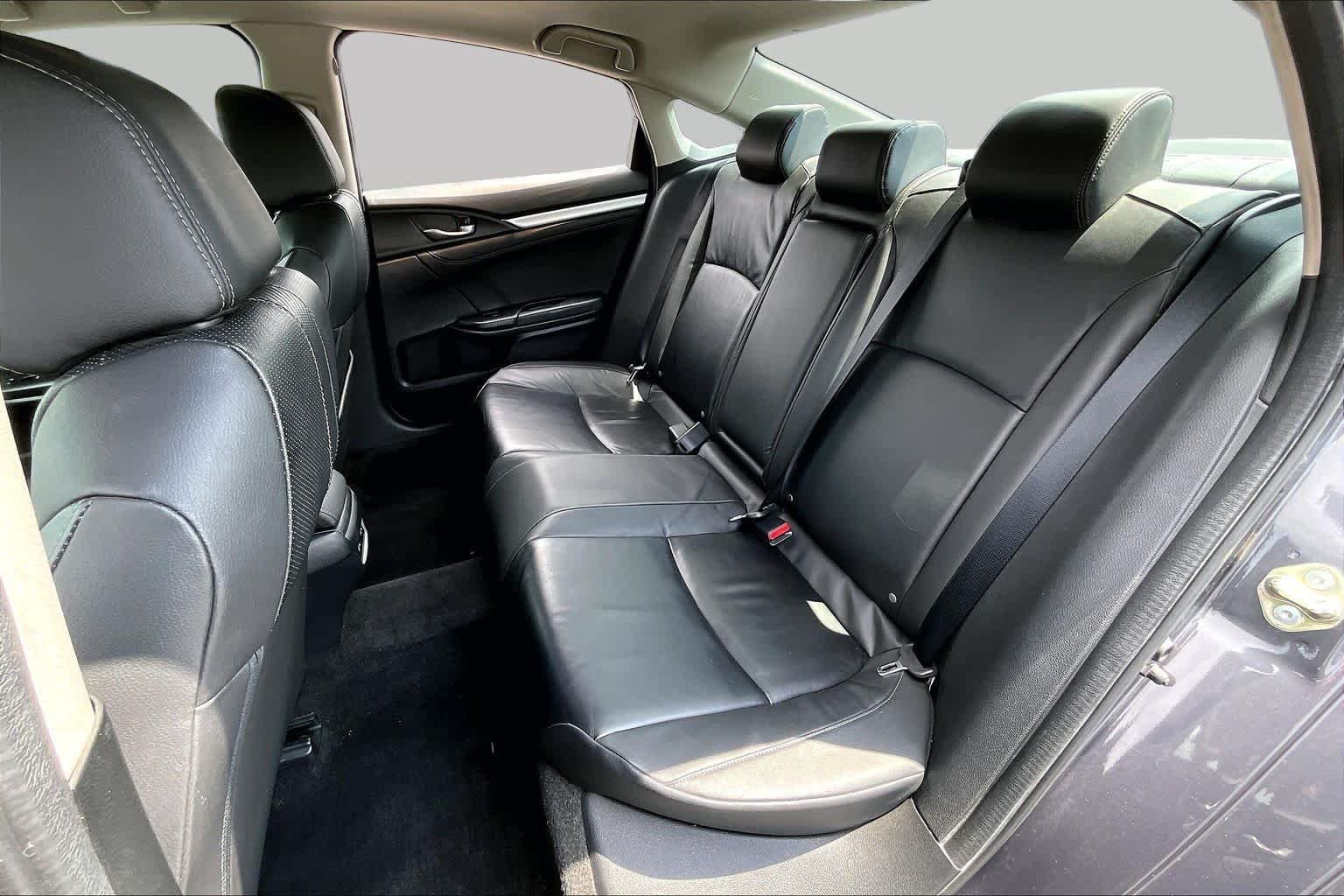 Used 2016 Modern Steel Metallic Honda Touring image 20