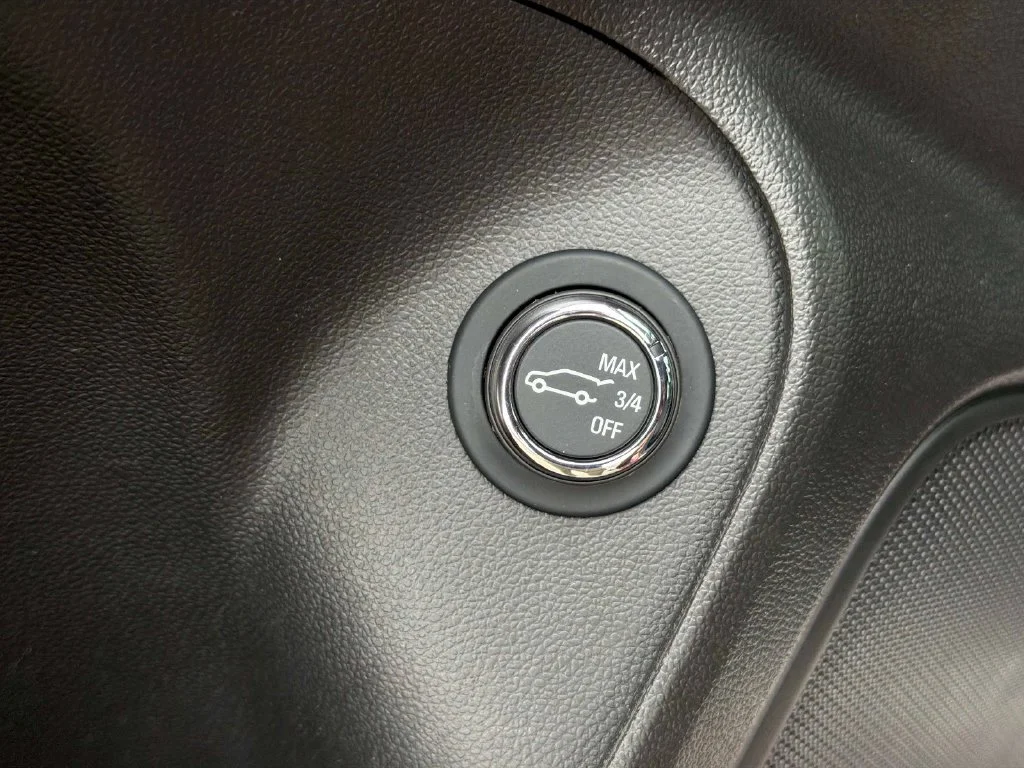 Used 2023 Red Buick Select image 19