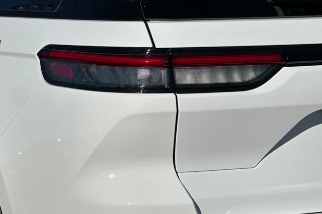 New 2025 Bright White Clear-Coat Exterior Paint Jeep Laredo X image 25