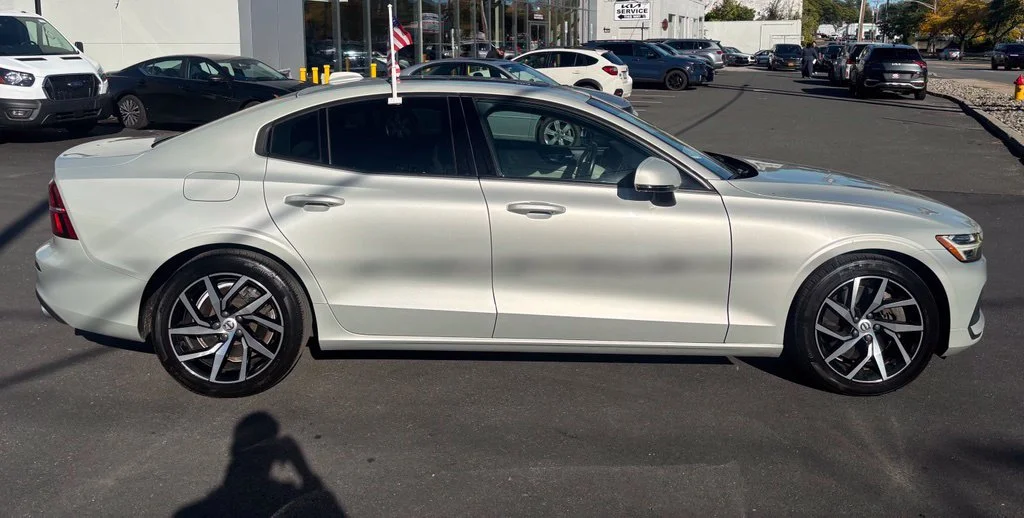 Used 2019 Beige Volvo T6 Momentum image 7