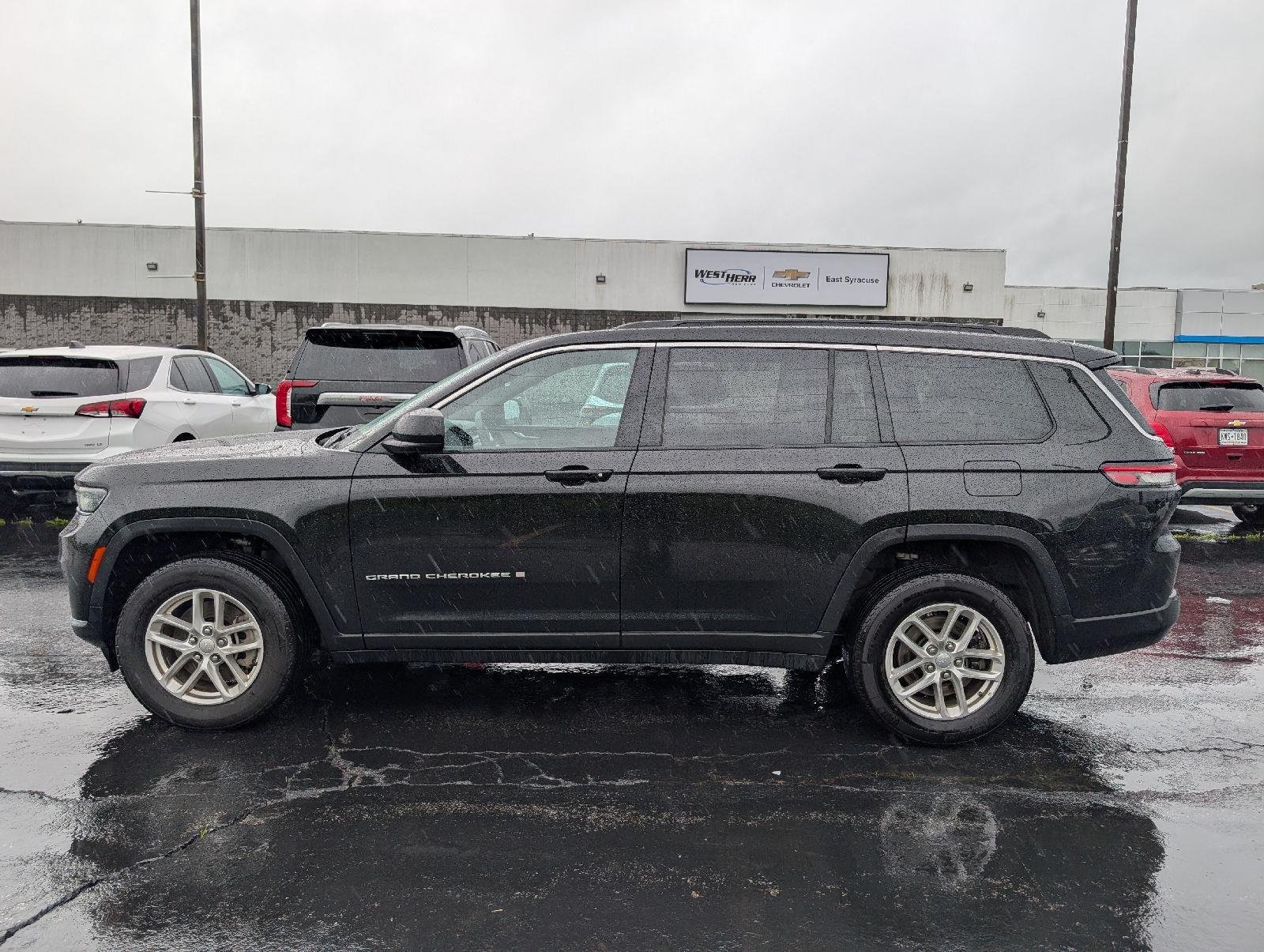Used 2025 Diamond Black Crystal Pearlcoat Jeep Laredo X image 5