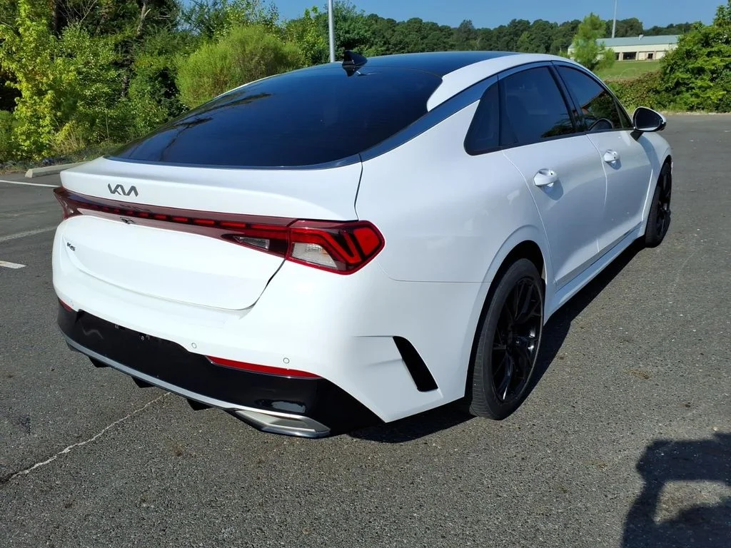 Used 2022 White Pearl Kia EX image 3