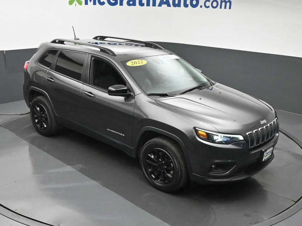 Used 2022 Gray Jeep Latitude Lux image 4