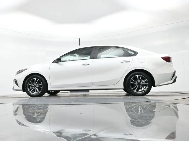 Used 2022 Snow White Pearl Kia LXS image 23