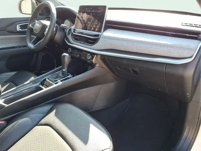 Used 2024  Jeep Latitude image 22