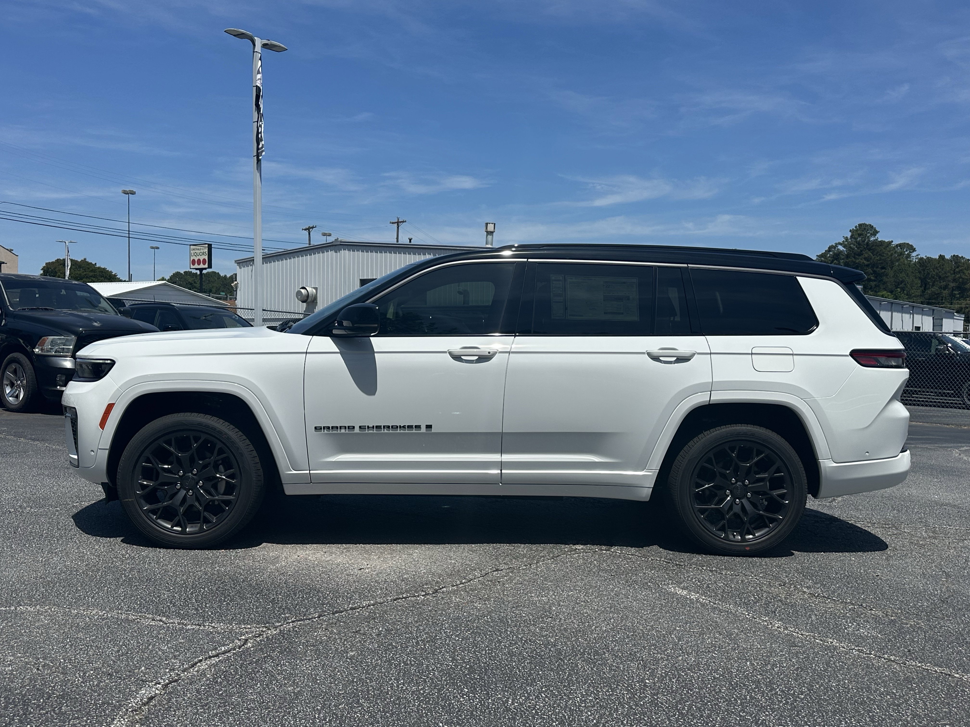 New 2026 Bright White Clear-Coat Exterior Paint Jeep Summit image 5