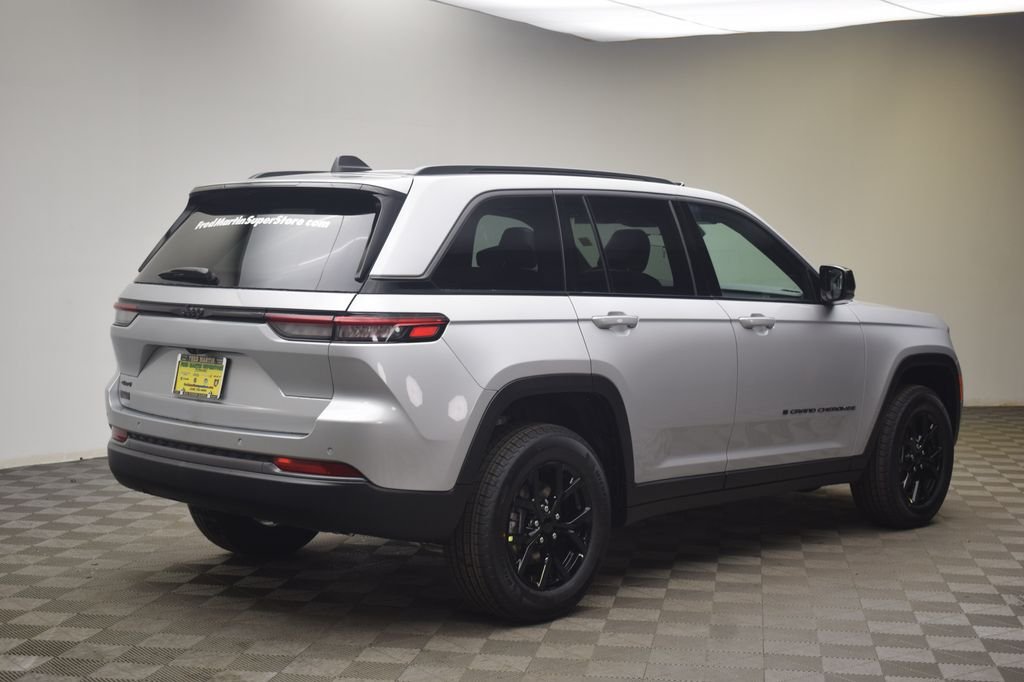New 2026 Silver Zynith Exterior Paint Jeep Altitude image 5