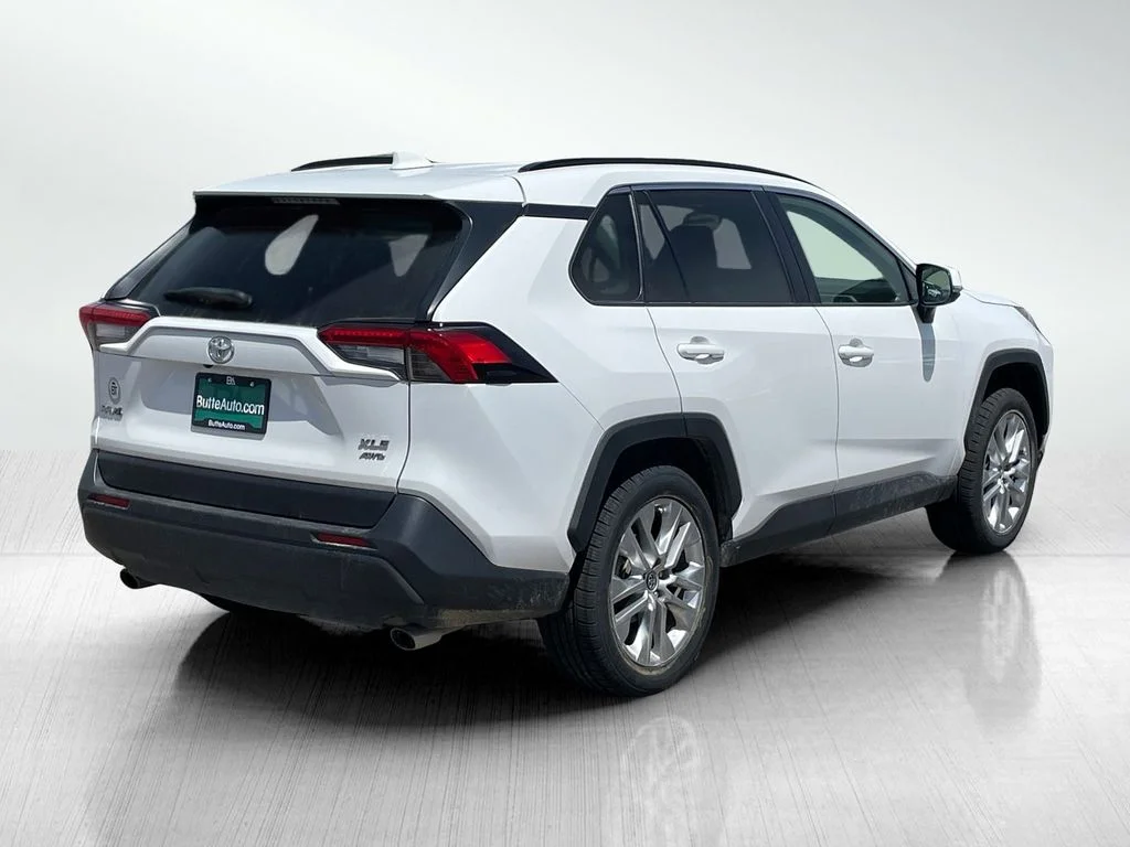 Used 2019 Super White Toyota XLE Premium image 3