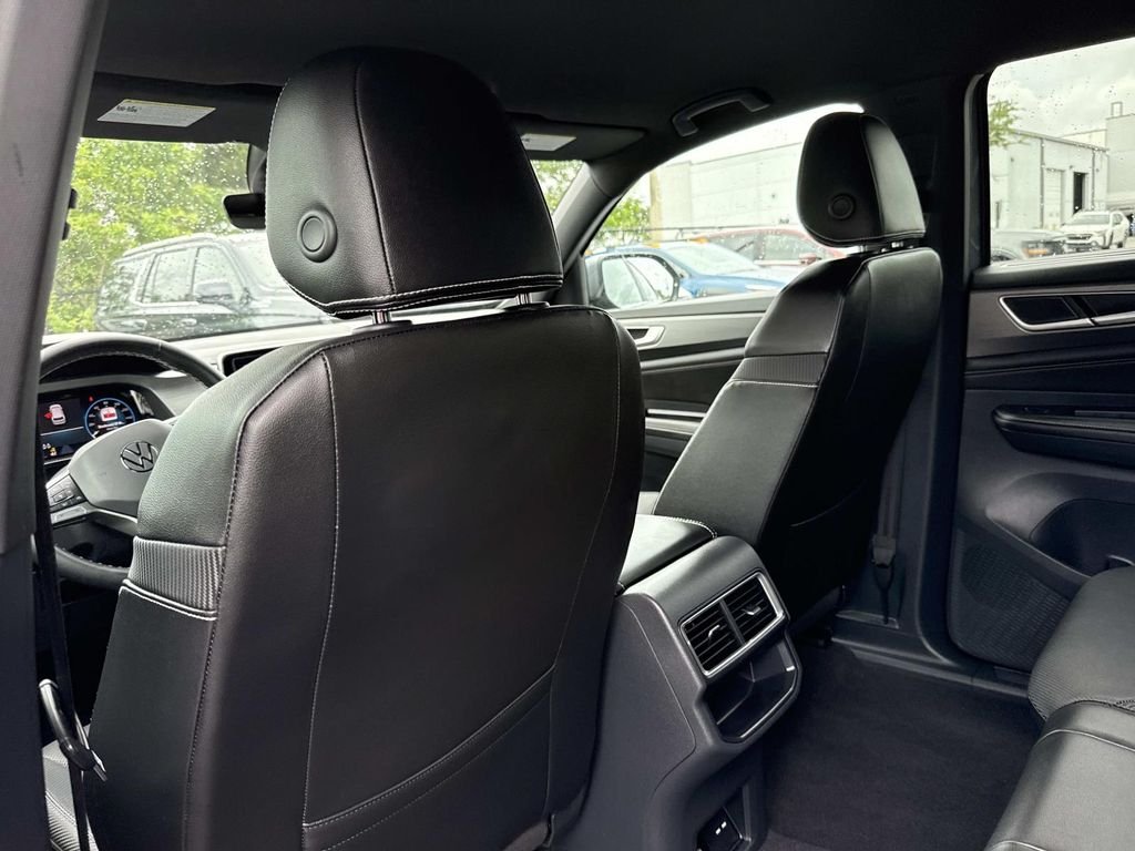 Used 2024  Volkswagen 2.0T SE w/Technology image 14