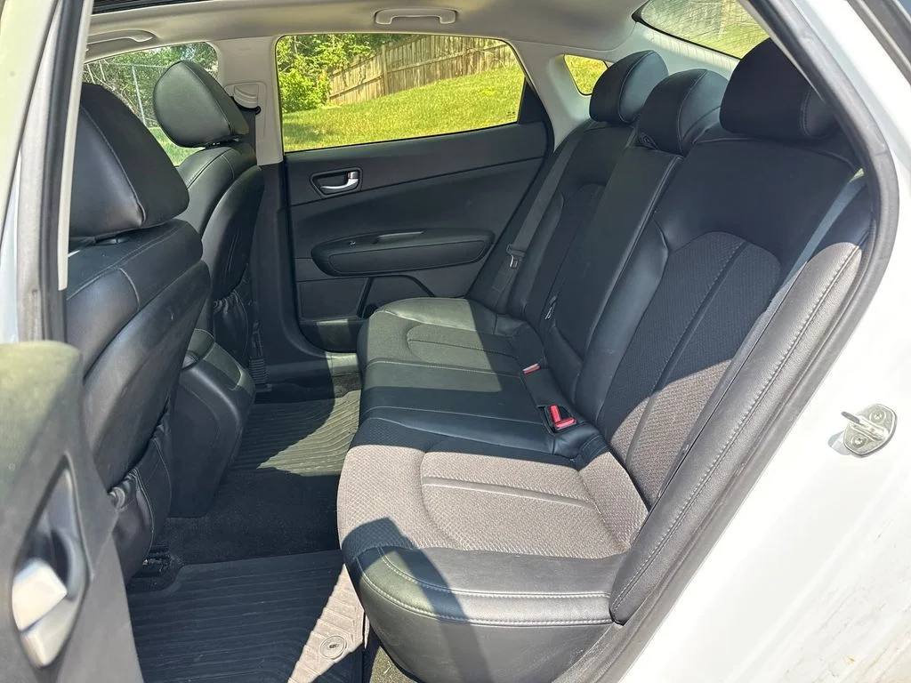 Used 2018 White Kia S image 24
