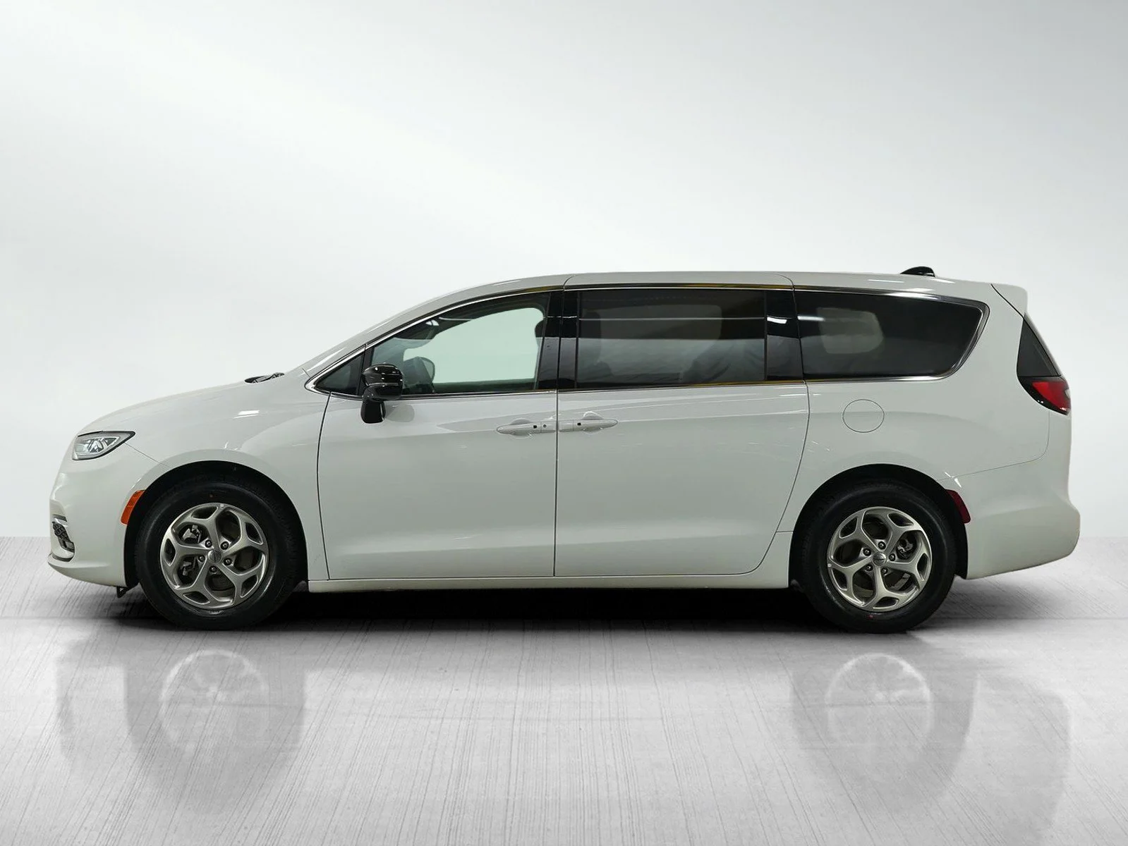 Used 2024 Chrysler Pacifica Limited with VIN 2C4RC1GG4RR122712 for sale in Minneapolis, Minnesota